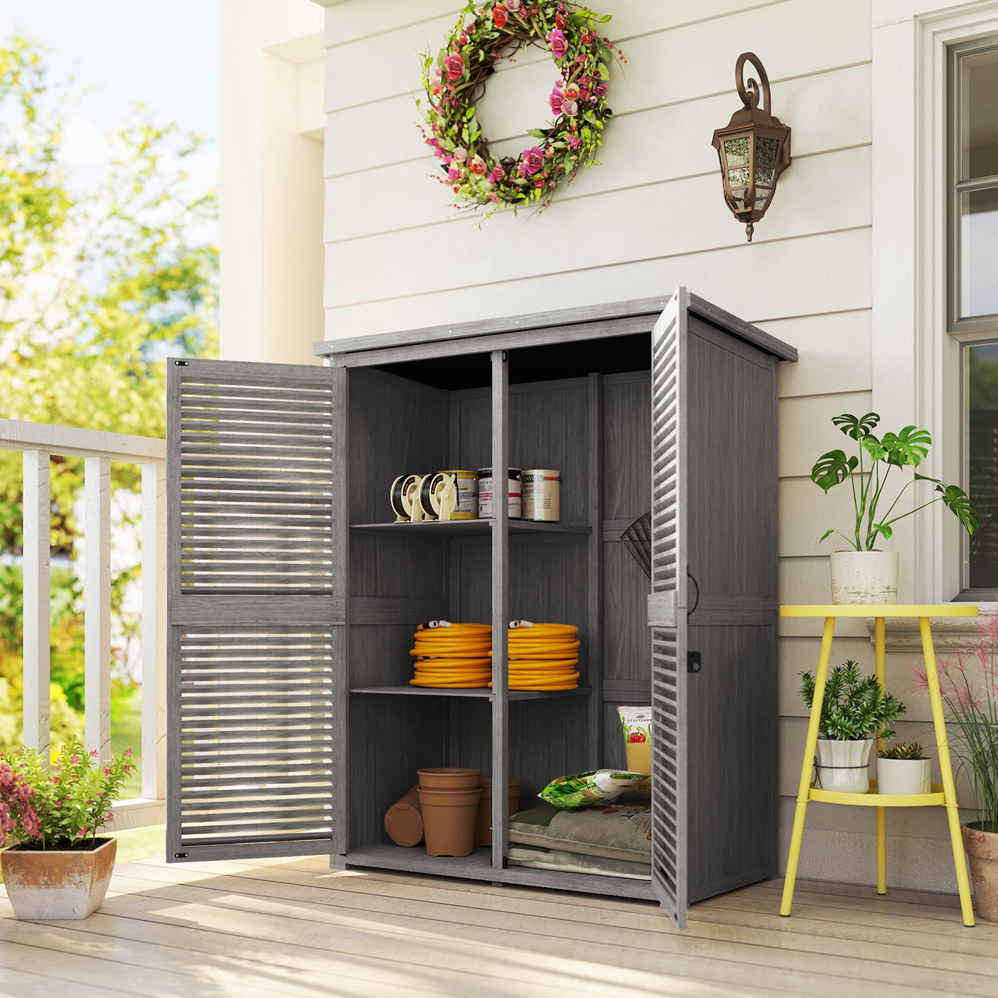 Outsunny Caseta de Jardín de Madera, 127x65x168 cm, Cobertizo Jardín Exterior, Armario para Almacenaje Herramientas, con 2 Puertas de Persiana 2 Estantes Techo Impermeable para Patio Terraza, Gris