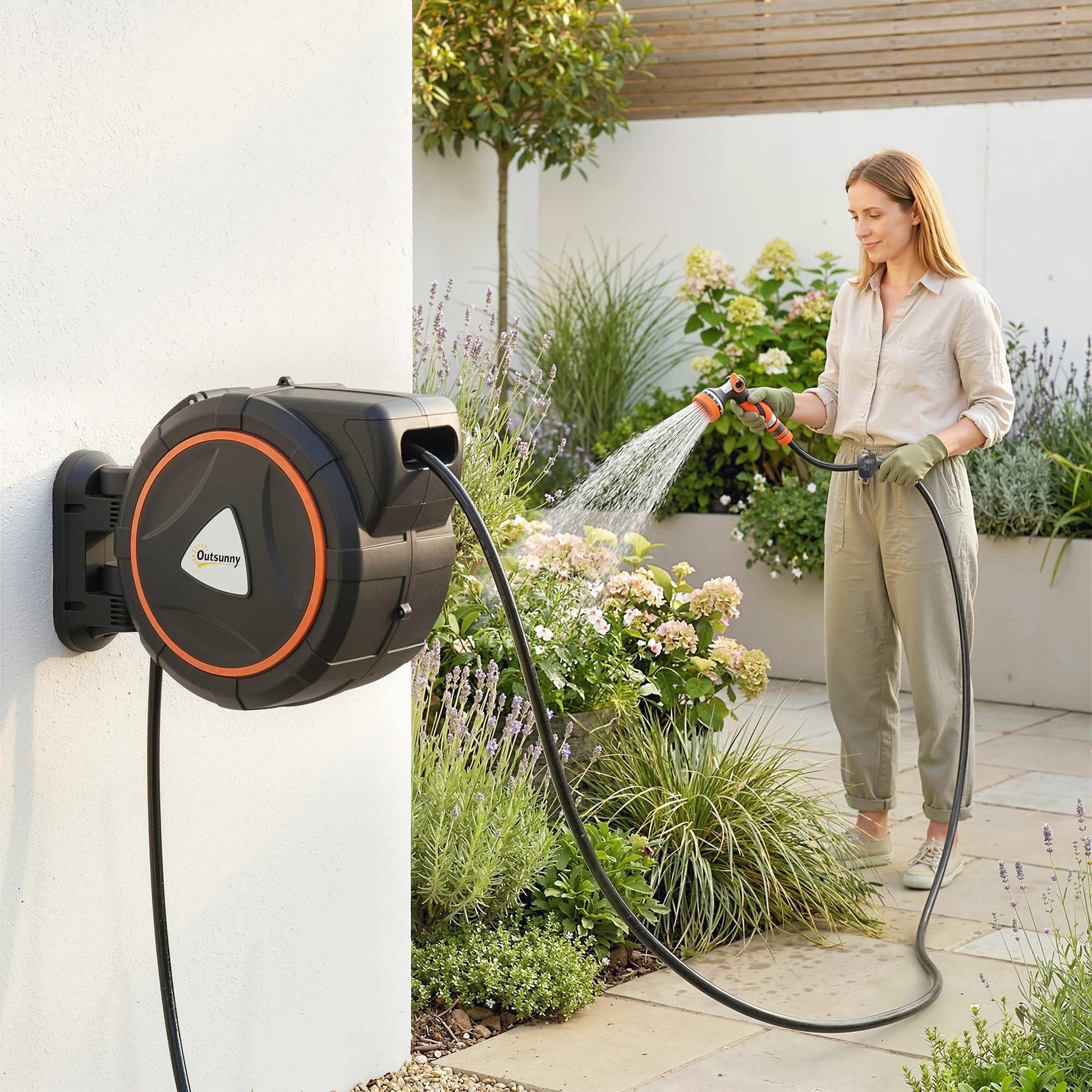 Outsunny Enrollador de Manguera para Jardín 28+2 m con 12 Modos de Rociado, Carrete de Manguera de Jardín de Pared con Bloqueo Automático y Retracción Controlada, Soporte Orientable 180°, Naranja