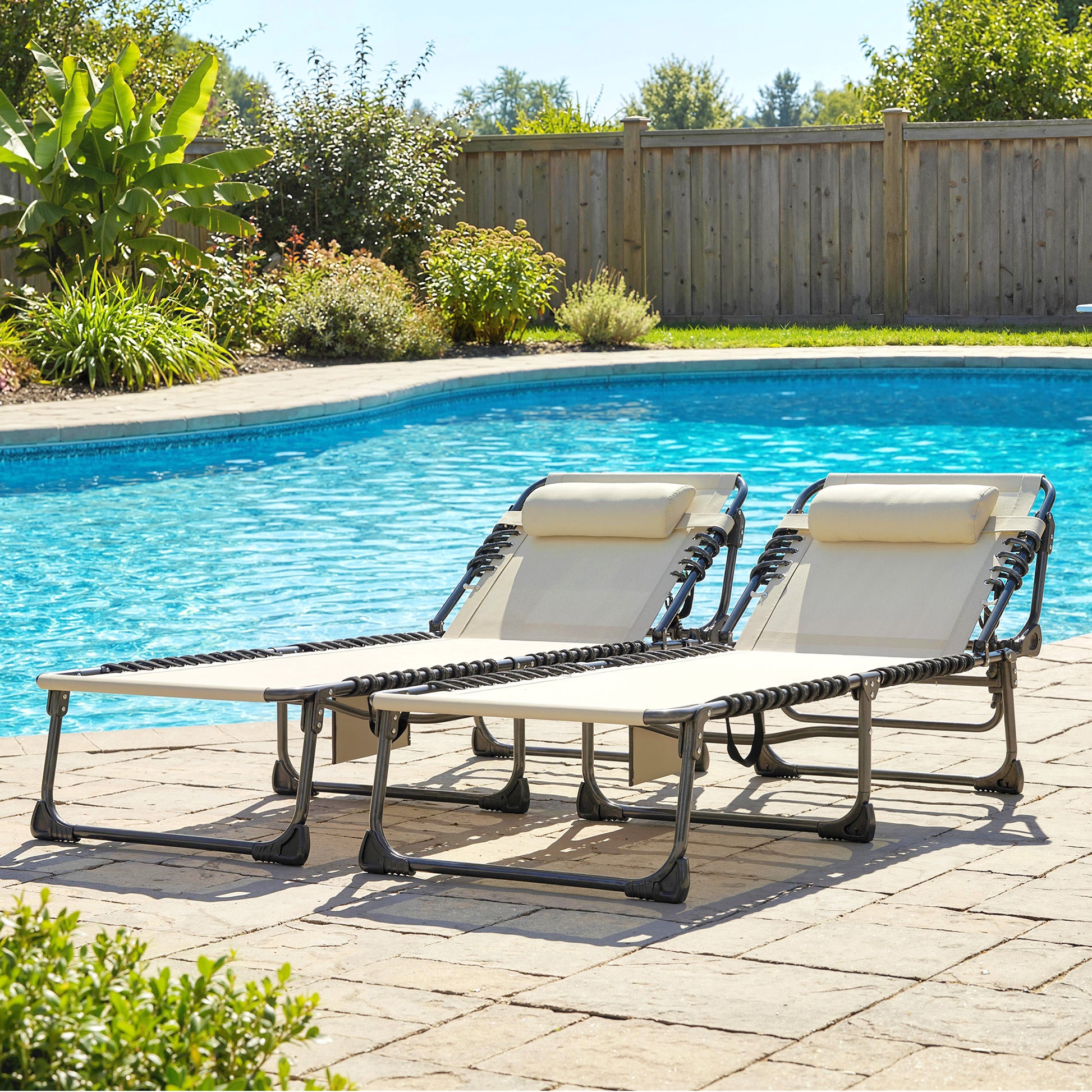 Outsunny Set de 2 Tumbonas Jardín Exterior, Tumbonas Plegables con Reposacabezas y Bolsillo Lateral, Respaldo Reclinable 5 Posiciones y Asiento de Malla Transpirable para Playa, Piscina, Blanco Crema