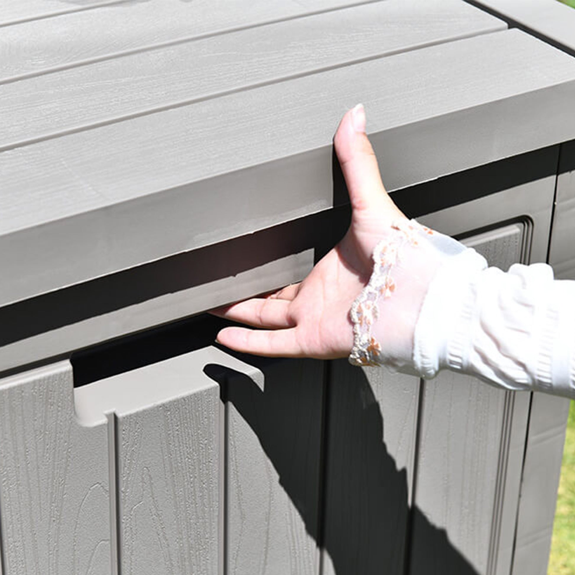 Outsunny Baúl de Almacenamiento Exterior 290L con Asas y Ruedas Incorporados Candado Arcón para Patio Jardín Piscina Carga Máx. 50 kg 124x52,5x56,5 cm Gris Claro