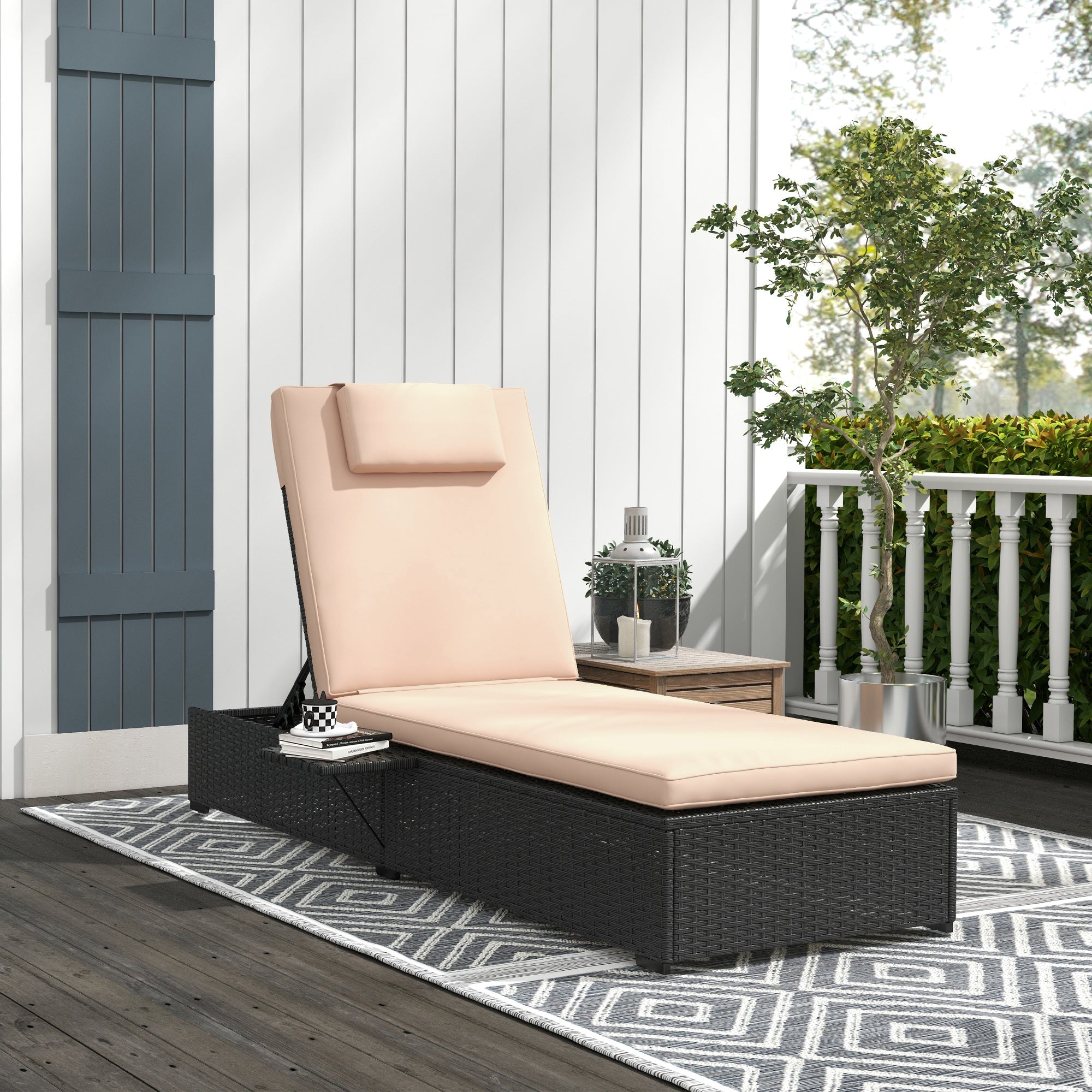 Outsunny Tumbona de Ratán Reclinable Tumbona para Jardín con Respaldo Ajustable en 5 Niveles Mesita y Cojín Carga 120 kg para Patio Terraza Negro y Beige