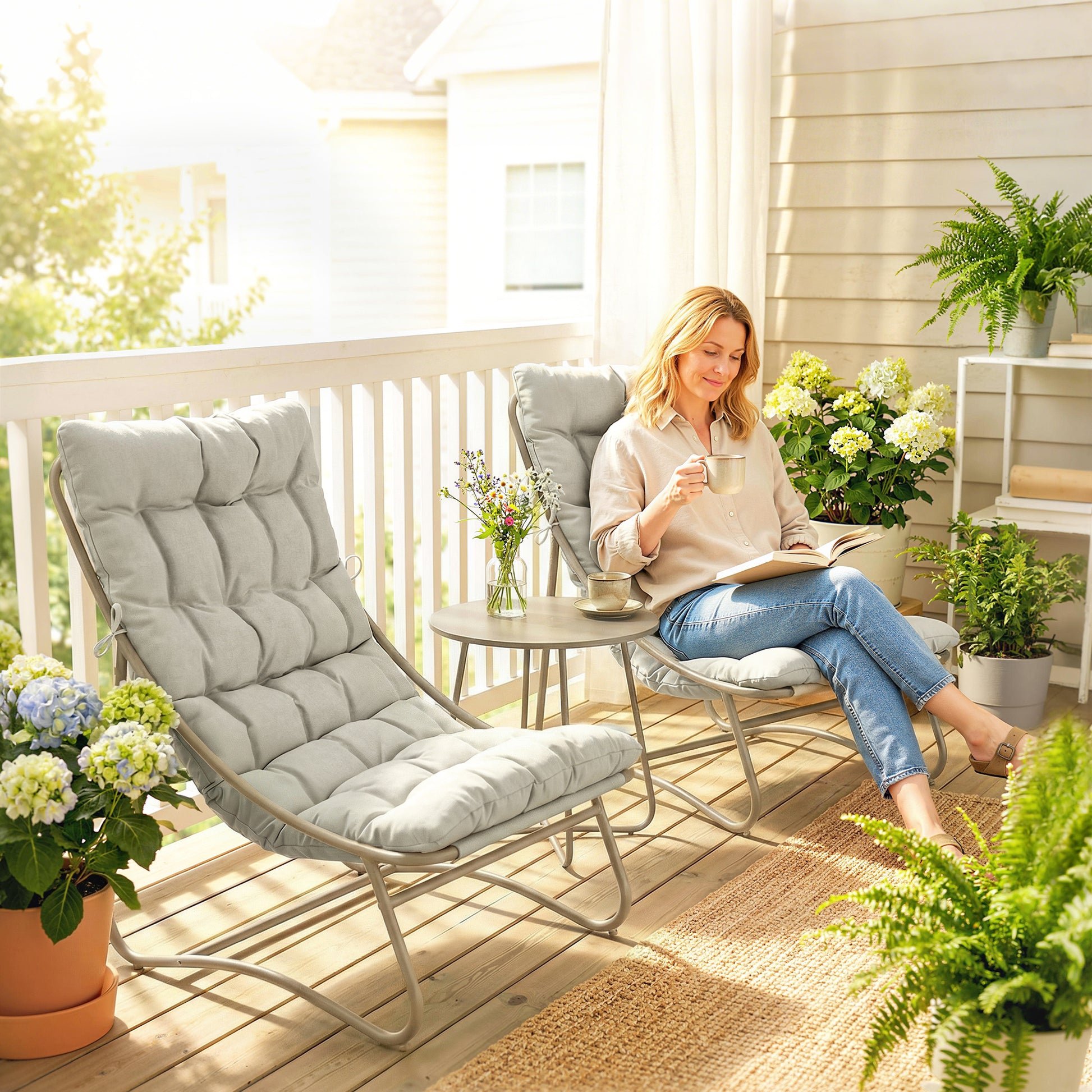 Outsunny Conjunto de Mesa y Sillas de Terraza Exterior de 3 Piezas, Muebles de Jardín Exterior con Cojines, 2 Sillas Lounge Transpirable, Mesa de Café y Marco de Acero, para Patio, Balcón, Gris Claro