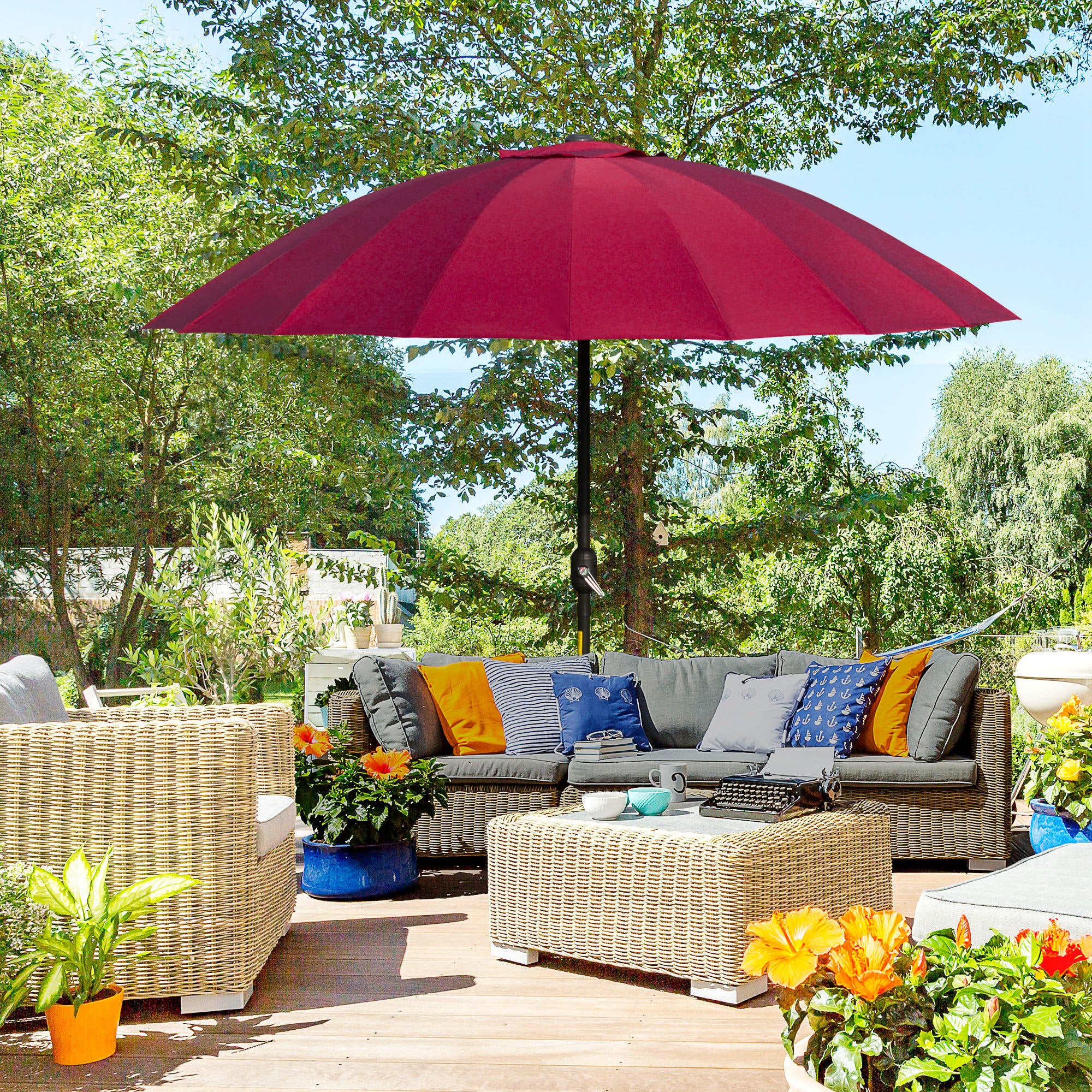 Outsunny Sombrilla Terraza Exterior Ø250 cm Sombrilla de Jardín con Ángulo Inclinable 18 Varillas y Manivela Impermeable Parasol para Patio Terraza Burdeos