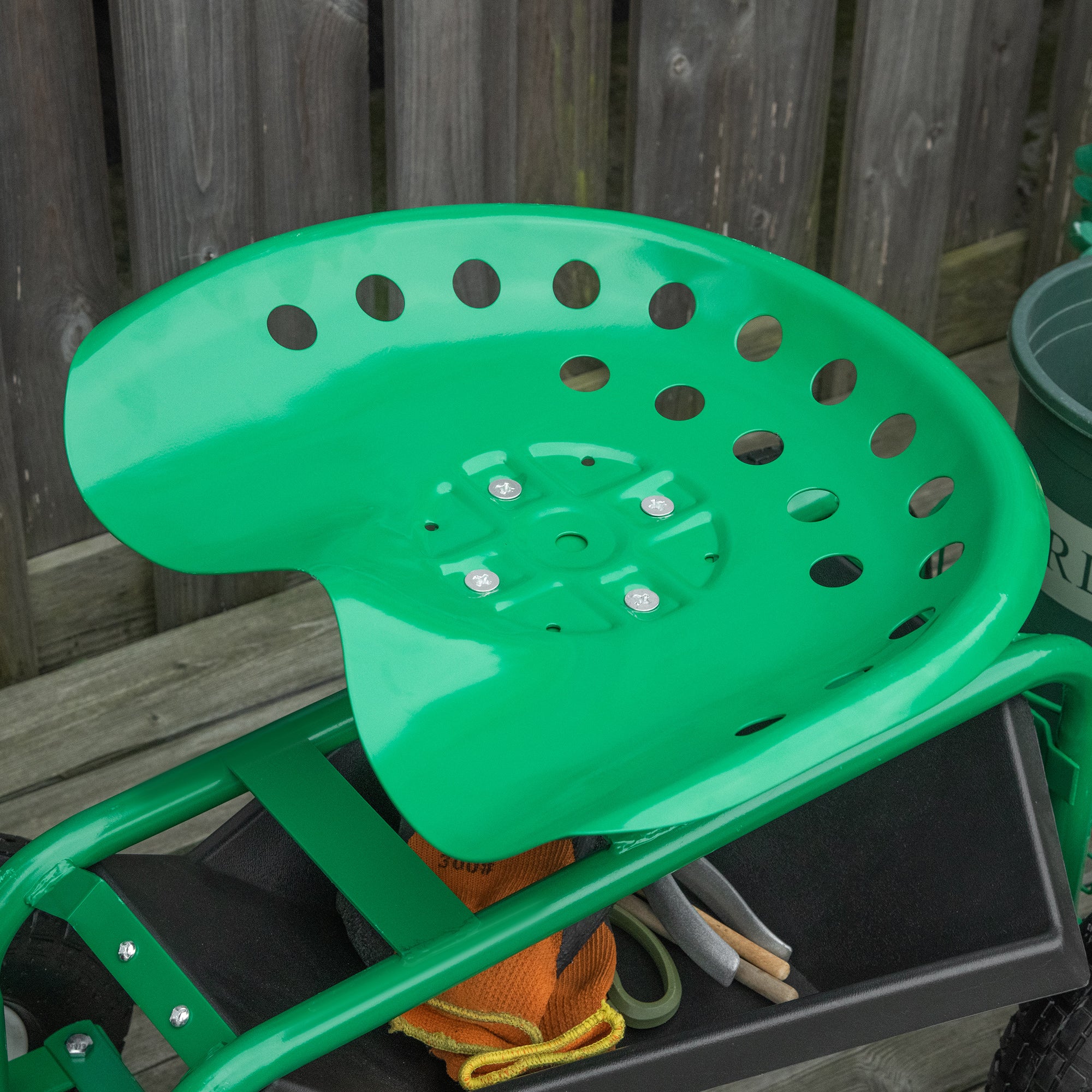 Outsunny Asiento de Jardín con Ruedas, Taburete de Jardinería con Asiento Giratorio y Ajustable en Altura, Ruedas Neumáticas, Bandeja de Herramientas y Cesta, Carga 150 kg para Patio, Exterior, Verde
