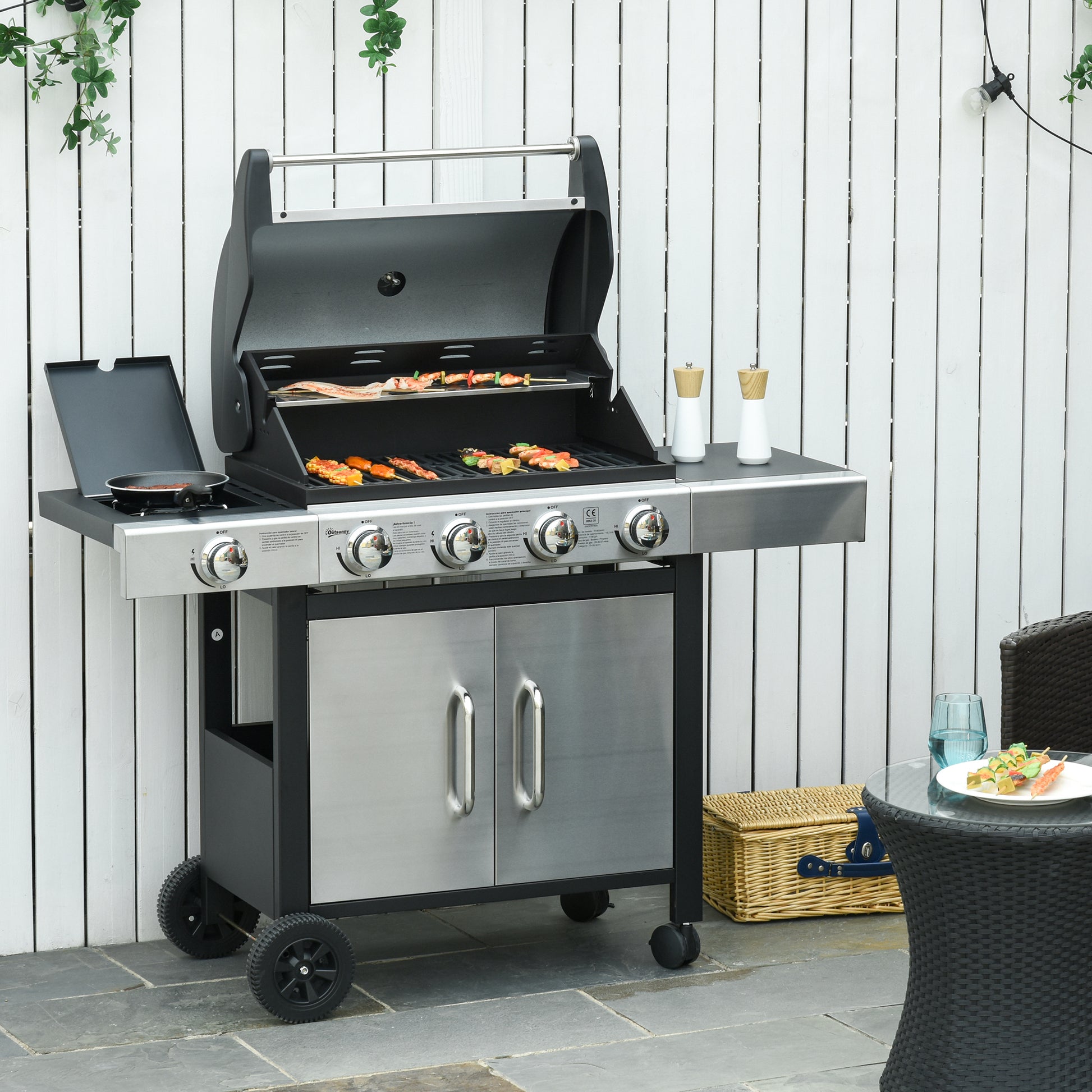 Outsunny Barbacoa de Gas con 4+1 Quemadores 15,2 KW Parilla de Gas BBQ de Acero con Termómetro 2 Mesas Laterales Armario de 2 Puertas y Ruedas con Frenos 118x55x113 cm Plata