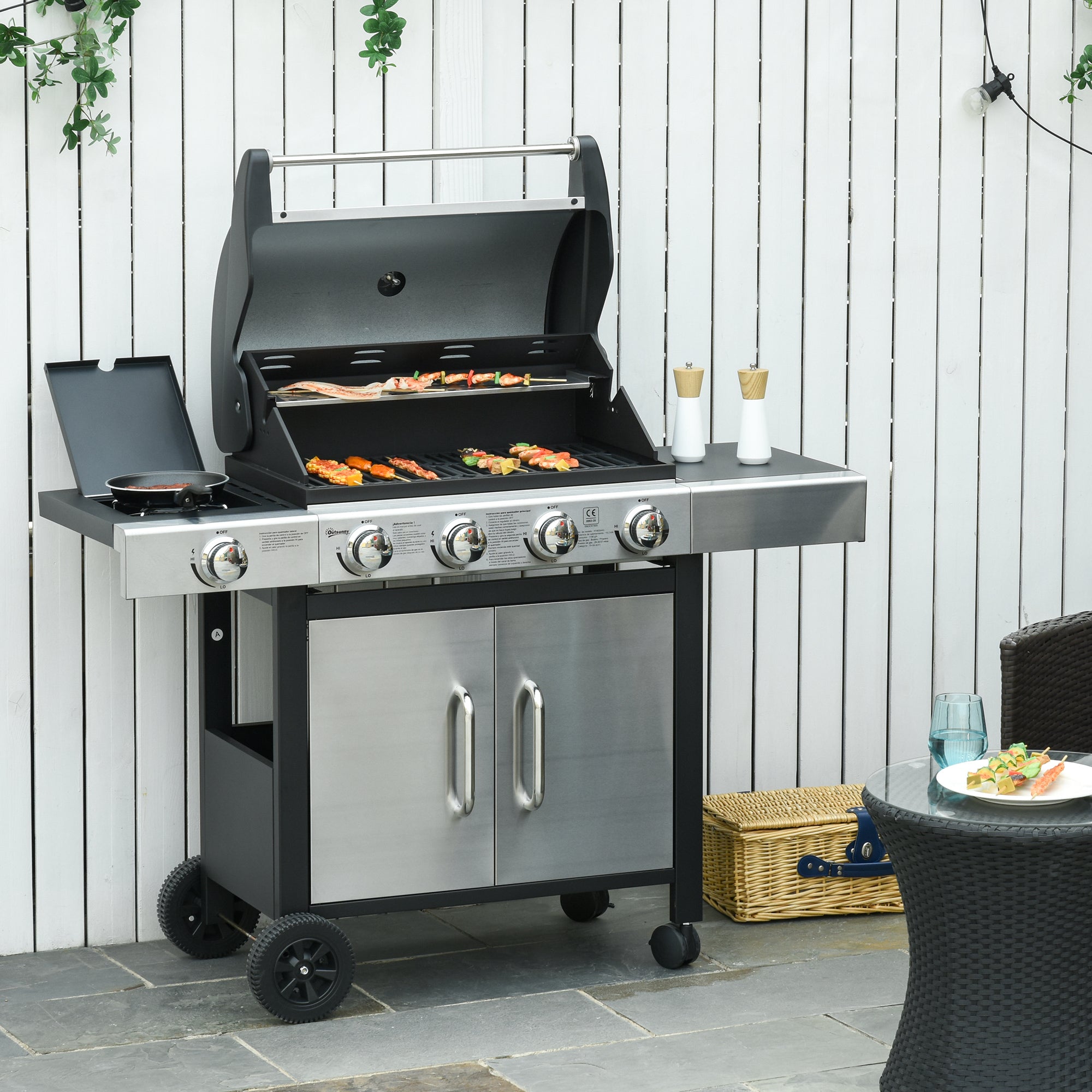 Outsunny Barbacoa de Gas con 4+1 Quemadores 15,2 KW Parilla de Gas BBQ de Acero con Termómetro 2 Mesas Laterales Armario de 2 Puertas y Ruedas con Frenos 118x55x113 cm Plata