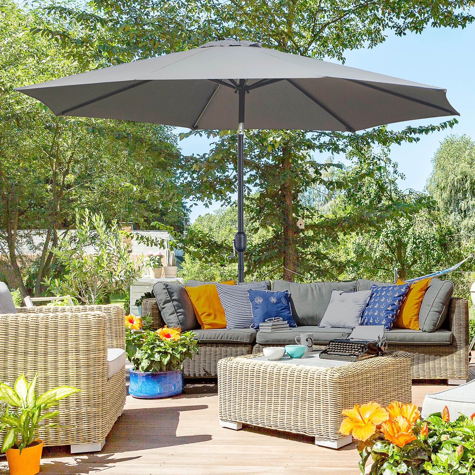 Outsunny Sombrilla de Jardín Ø295x250 cm con Manivela Parasol Exterior con Mecanismo de Inclinación y Poste Desmontable de Metal para Terraza Piscina Patio Gris Oscuro