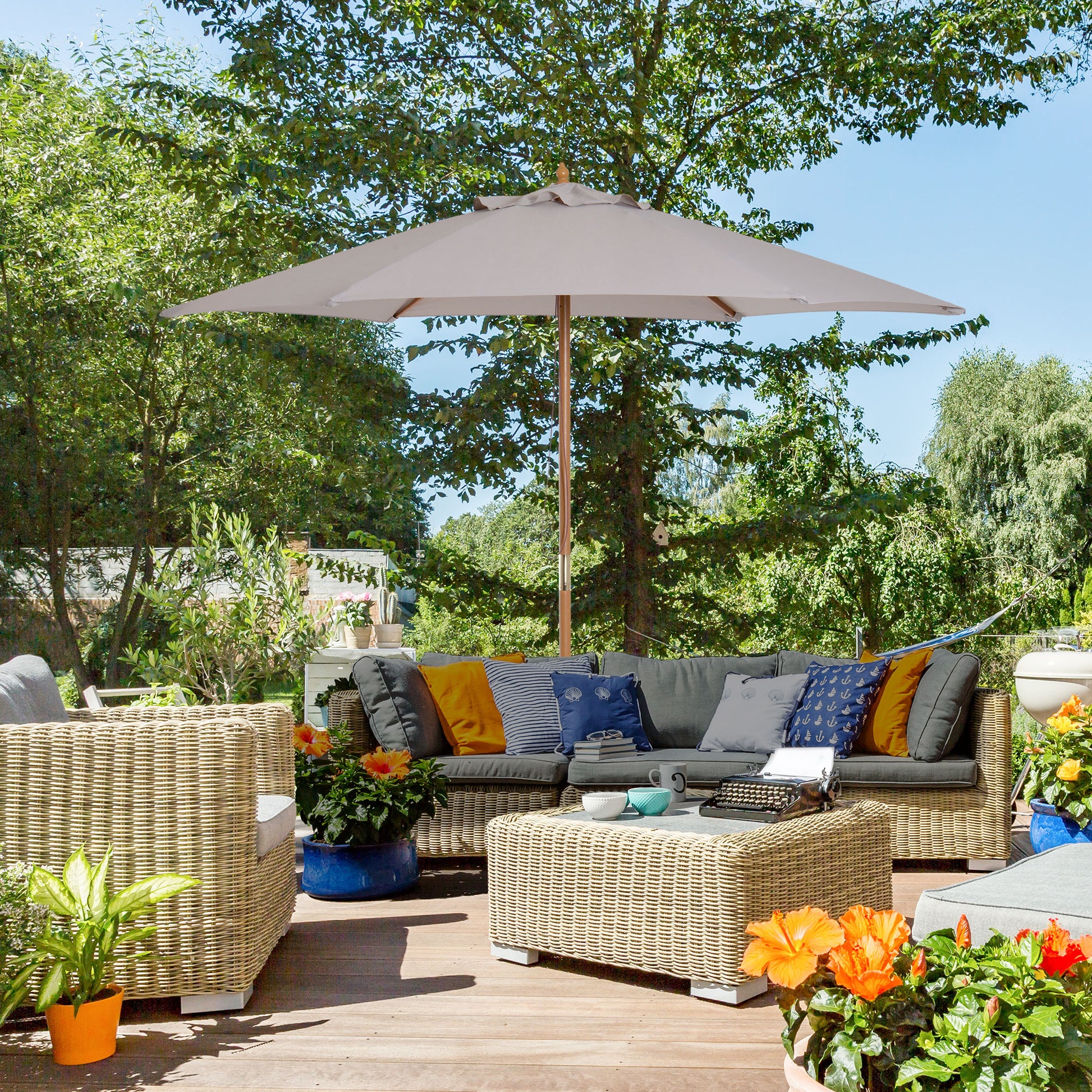 Outsunny Sombrilla de Jardín Ø250x230 cm Parasol de Terraza con 6 Varillas Poste Desmontable Anti-UV Impermeable y Marco de Madera para Playa Patio Gris